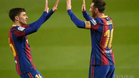 国足败澳大利亚0-2，三连败王大雷失误送点